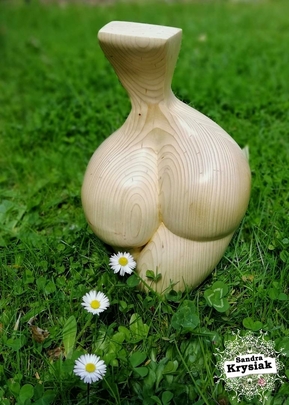 Ana Bes. Escultura femenina en madera de pino. 2020