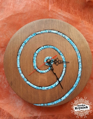 Adelaida. Escultura de reloj en madera de haya y esmalte.