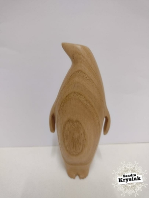 María Sánchez. Pingüino tallado en madera de castaño.