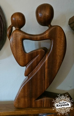Padre e hija tallada en madera de sipo. JAMS.