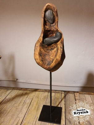 Escultura en madera de olivo y piedra.