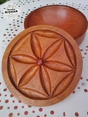 José F, Cuenco con flor biselada en tapa, 2014