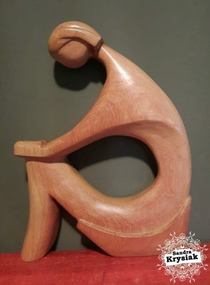 Adelaida. Escultura en madera de cedro. Niña leyendo.