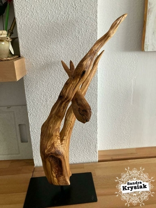 Sergio Misert. Escultura en madera de olivo y metal.