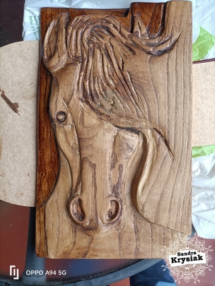 Caballo tallado en madera de castaño. Carlos Albó.