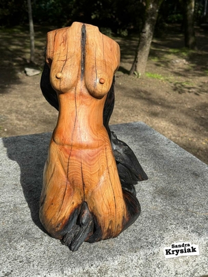 Escultura sacada de un tronco. José Luis Estévez.
