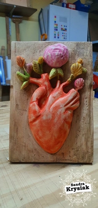 Corazón tallado en madera de tilo policromado. Yelena.