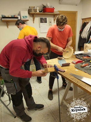 Jóvenes alumnos concentrados en clase.