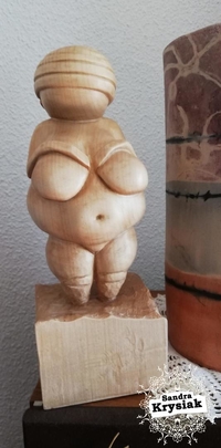 Ana Bes. Venus de Willendorf, en madera de tilo. 2019