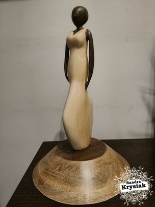 Mujer tallada en madera de tilo policromada. Kike Ayuso.