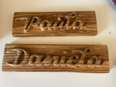 Carteles tallados en madera de zebrano. Marina.