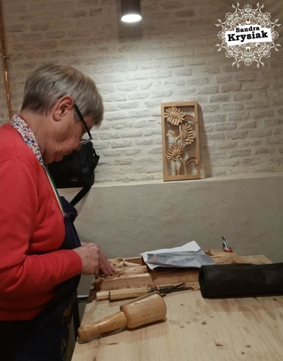 María Jesús. Tallando relieves, huecos de flores. Madera de cedro. 2019