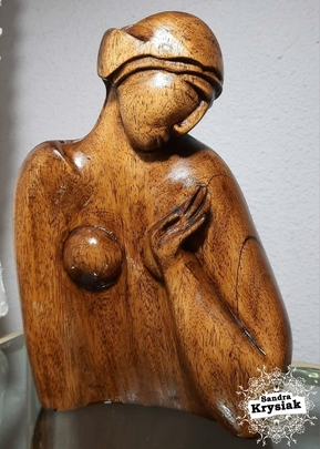 Adelaida. Escultura en madera de ayous con tinte.