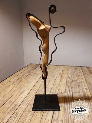 Sergio. Escultura en madera de olivo y metal.