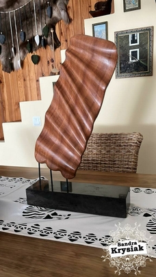 Escultura en madera de sipo.