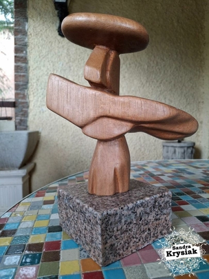 Hito en madera de cedro tropical. Fernando González.