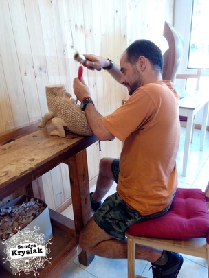 Ismael. Tallando una escultura de dragón. Collado Villalba 2017.