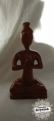 Buda tallado en cedro tropical.