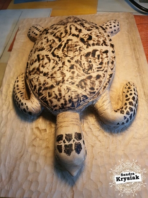 Adolfo. Talla de tortuga en madera de tilo pirograbado.