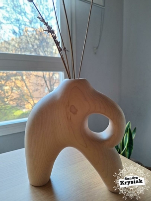 Florero en madera de arce duro. Cristina Prieto.