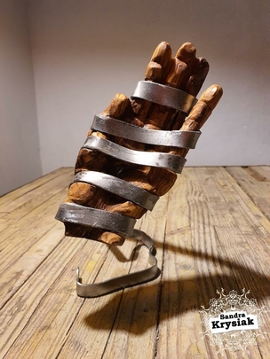 Sergio. Escultura en madera de olivo y metal.