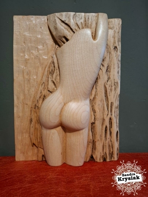 Relieve de desnudo tallado en madera de arce duro. Adelaida Gordillo.