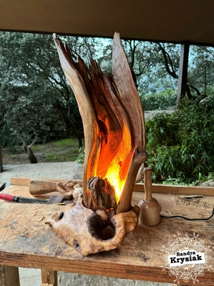 Lámpara flamígera tallada desde un tronco. José Luis Estévez.