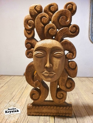 Deisy. Escultura en madera de tilo. 2021